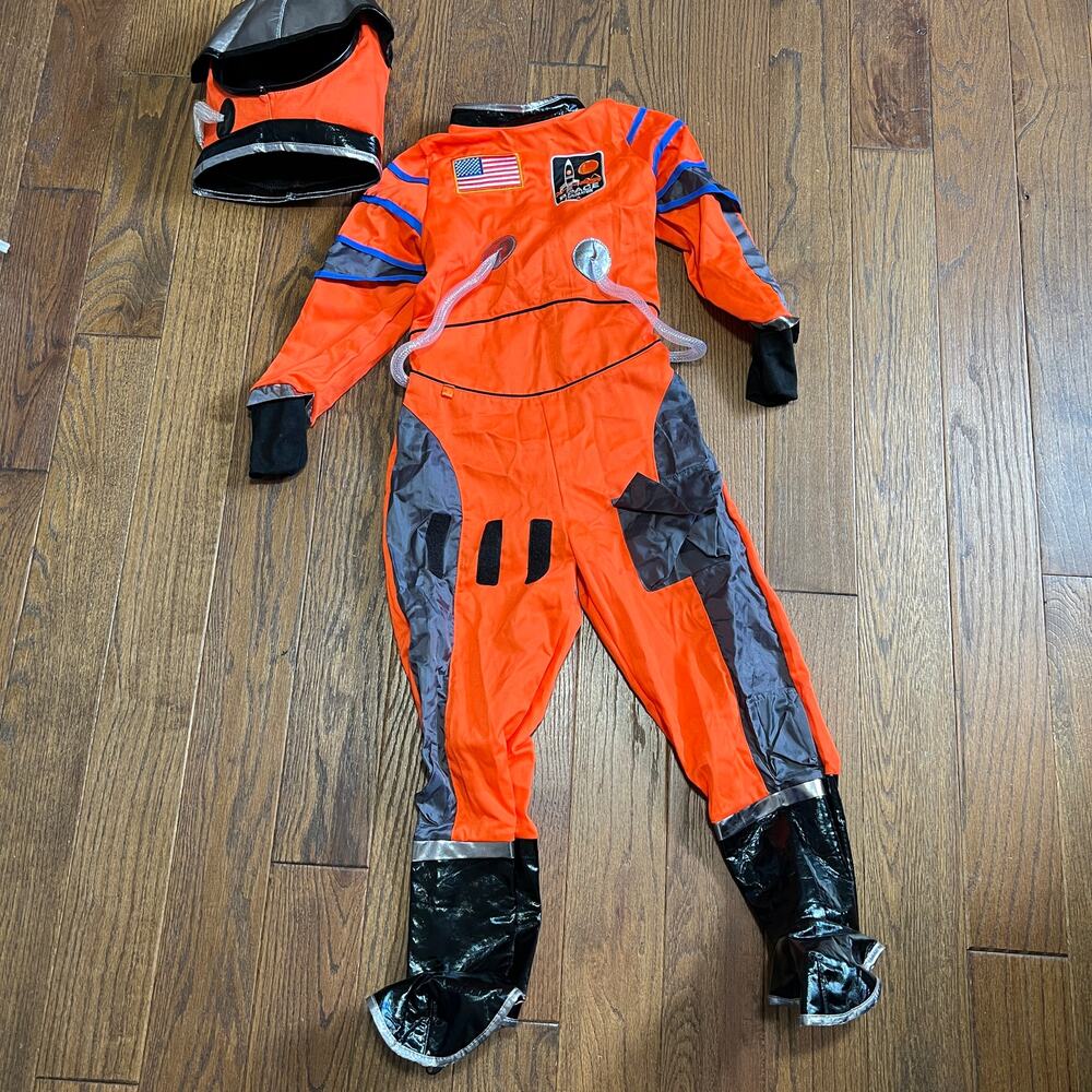 Astronaut Costume good condition for Halloween ( Sz Large) 3+ Years old